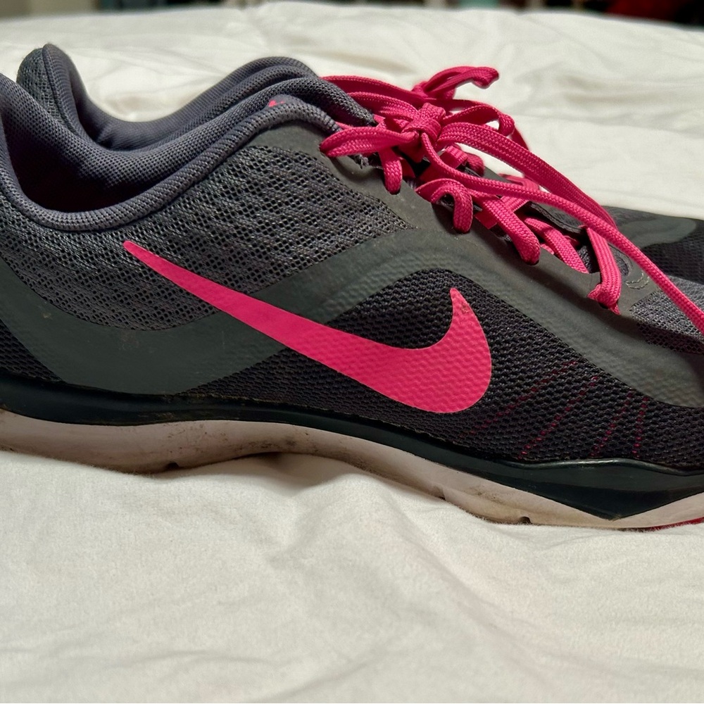 Nike Women's Athletic Shoes in Gray and Pink
